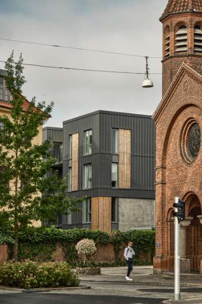 Stålprofiler og træ forenes på facaden af moderne boliger i Aalborg, Badehusvej 1, 9000 Aalborg
